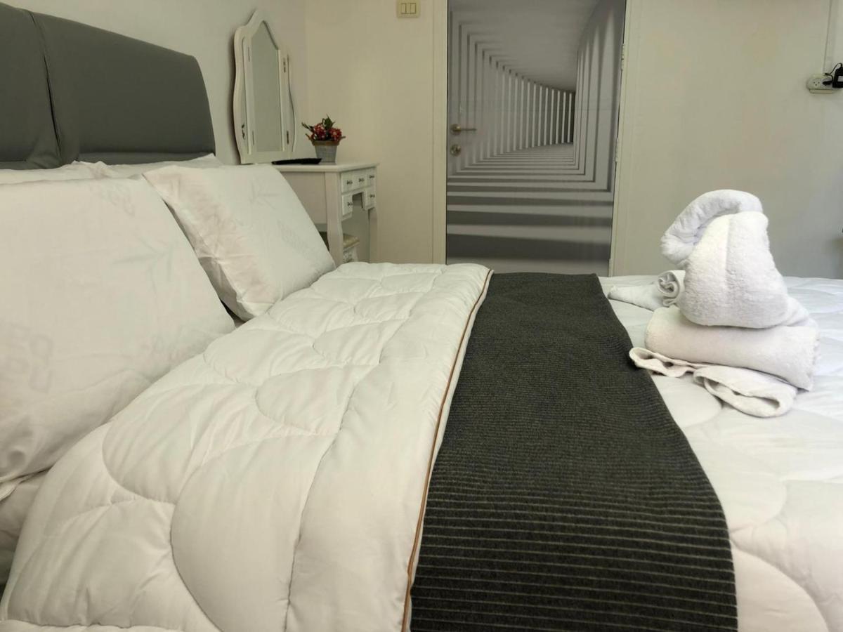 Sea Line Hotel From R&A Group Bat Yam Buitenkant foto